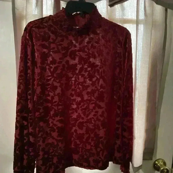 Ladies sz XXL holidays top , collar and cuffs are gathered , detailed design . - Picture 1 of 5
